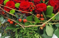 Coussin De Roses Rouges "Éros" -L’Agitateur Floral Boutique coussin de roses rouges eros 2